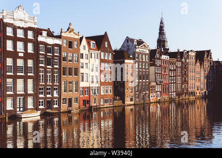 Traditionelle holländische Gebäude am Damrak in Amsterdam, Niederlande Stockfoto