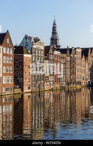 Traditionelle holländische Gebäude am Damrak in Amsterdam, Niederlande Stockfoto