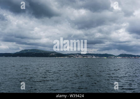 Bewölkter Himmel über der Mündung des Flusses Sado in der Nähe von Setúbal, Portugal Stockfoto