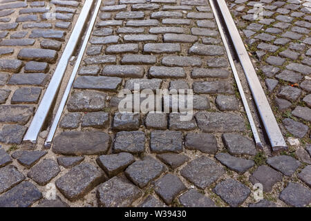 Sackgasse der Straßenbahnschienen auf gepflasterten Straße im Stadtteil Alfama, Lissabon, Portugal Stockfoto