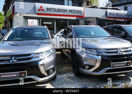 Gebrauchte Mitsubishi Autos auf Autohaus Vorplatz außerhalb West London Mitsubishi Autohändler Showroom, London, England, Vereinigtes Königreich, UK Stockfoto