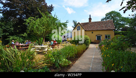 Leute genießen Southill Teestube und Gärten in der bedfordshire Landschaft. Stockfoto