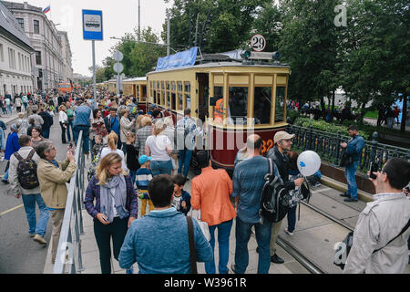 Moskau, Russland. 13. Juli, 2019. Menschen besuchen eine alte Straßenbahn an einer Straße Ausstellung während der Moskauer Verkehr Tag in Moskau, Russland, am 13. Juli 2019. Die strasse Ausstellung zeigte Generationen von Moskau Straßenbahn der 147. Jahrestag der Moskauer Straßenbahnsystem zu feiern. Credit: Evgeny Sinitsyn/Xinhua/Alamy leben Nachrichten Stockfoto