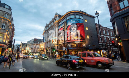 Shaftesbury Avenue, berühmt für seine vielen Theater, London. Stockfoto