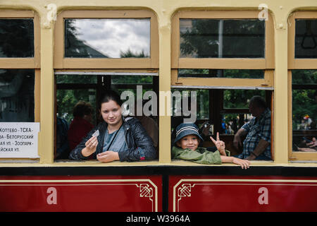 Moskau, Russland. 13. Juli, 2019. Kinder besuchen eine alte Straßenbahn an einer Straße Ausstellung während der Moskauer Verkehr Tag in Moskau, Russland, am 13. Juli 2019. Die strasse Ausstellung zeigte Generationen von Moskau Straßenbahn der 147. Jahrestag der Moskauer Straßenbahnsystem zu feiern. Credit: Evgeny Sinitsyn/Xinhua/Alamy leben Nachrichten Stockfoto