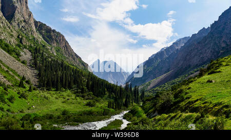 Foto von Sommer Berg Tal. Fabelhafte Sonnenaufgang, Natur, Frühling, Sommer in den Bergen. Wanderung, Tourismus Stockfoto