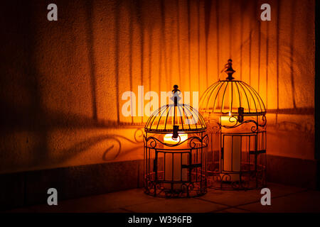 Käfig Kerze Leuchten mit Schatten an der Wand Stockfoto