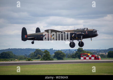 Yeovilton, UK. 13. Juli, 2019. Die säge Flugzeuge aus Acorss NATO-Verbündeten, darunter Litauen, Vereinigte Staaten und Kanada und die Teilnahme beteiligten eine Reihe historische Flugzeuge und die RAFs rote Pfeile in diesem Jahre Yeovilton International Air Tag an der Royal Naval Air Station Yeovilton in Somerset Credit: Fotografieren Nord/Alamy leben Nachrichten Stockfoto