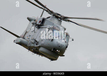 Yeovilton, UK. 13. Juli, 2019. Eine ASW Merlin von Rnas Culderose flog in der Anzeige, die Flugzeuge von gegenüber Acorss NATO-Verbündeten, darunter Litauen, Vereinigte Staaten und Kanada und die Teilnahme inklusive Beteiligten eine Reihe historische Flugzeuge und die RAFs rote Pfeile in diesem Jahre Yeovilton International Air Tag an der Royal Naval Air Station Yeovilton in Somerset Credit: Fotografieren Nord/Alamy leben Nachrichten Stockfoto