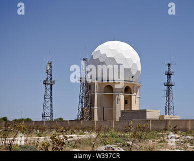 Bereich radar gegen blauen Himmel bei Dingli Cliffs entfernt. Malta Stockfoto