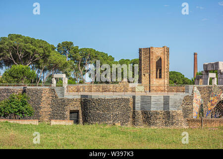 Colònia Güell, Spanien. Kirche, Cripta von Colonia Güell, modernistischen religiösen Gebäude von Antoni Gaudi. Stockfoto