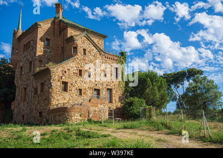 Colònia Güell, Spanien. modernistisches Gebäude, Casa del Mestre (Haus des Lehrers), entworfen von Francesc Berengue Stockfoto