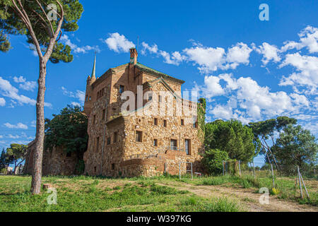 Colònia Güell, Spanien. modernistisches Gebäude, Casa del Mestre (Haus des Lehrers), entworfen von Francesc Berengue Stockfoto