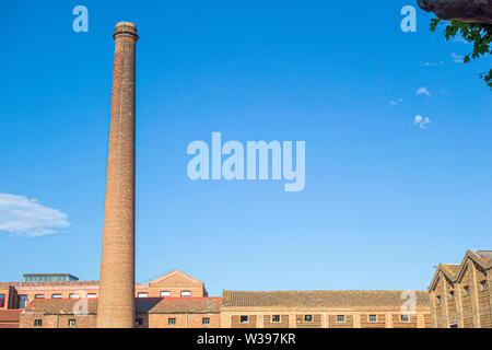 Schornstein und industriellen Bereich Gehäuse der Firma Stadt, Colònia Güell, Katalonien, Spanien. Stockfoto