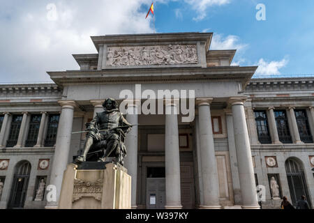 Estatua de Velazquez ist eine schöne Skulptur des großen Malers vor den Haupteingang des Prado Museums. Stockfoto