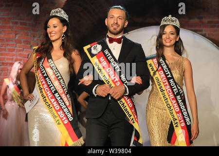 Magdeburg, Deutschland. 13. Juli, 2019. Lena Stöcker (L-R), Misses Deutschland 2019 Kayhan Kilbasoglu, Mister Deutschland 2019, und Philline Dubiel-Hahn, Miss Deutschland 2019, wird auf der Bühne sein nach der Krönung. Insgesamt 40 staatliche Gewinner aus 80 früheren Fällen, die für die abschließende Met. Die Miss, Misses und Mister Deutschland 2019, die jetzt Deutschland international vertreten, wurden gewählt. Credit: Peter Gercke/dpa-Zentralbild/dpa/Alamy leben Nachrichten Stockfoto