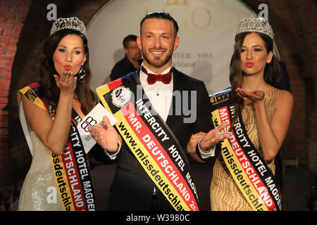 Magdeburg, Deutschland. 13. Juli, 2019. Lena Stöcker (L-R), Misses Deutschland 2019 Kayhan Kilbasoglu, Mister Deutschland 2019, und Philline Dubiel-Hahn, Miss Deutschland 2019, wird auf der Bühne sein nach der Krönung. Insgesamt 40 staatliche Gewinner aus 80 früheren Fällen, die für die abschließende Met. Die Miss, Misses und Mister Deutschland 2019, die jetzt Deutschland international vertreten, wurden gewählt. Credit: Peter Gercke/dpa-Zentralbild/dpa/Alamy leben Nachrichten Stockfoto