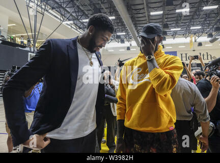 Los Angeles, Kalifornien, USA. 13. Juli, 2019. Los Angeles Lakers NBA Basketball Spieler, LeBron James, rechts, trifft sich mit Anthony Davis nach Davis ist bei einer Pressekonferenz an der UCLA Health Training Center in El Segundo, Kalifornien, Samstag, Juli 13, 2019 Credit: Ringo Chiu/ZUMA Draht/Alamy Leben Nachrichten eingeführt. Stockfoto