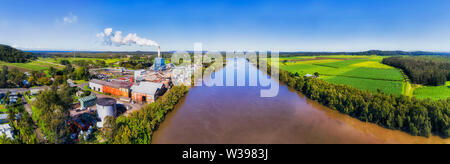 Broadwater Zucker Mühle am Ufer des Fluss Richmond über Zuckerrohr bewirtschaftete Felder und Ebenen in Antenne weiten Panoramablick. Stockfoto