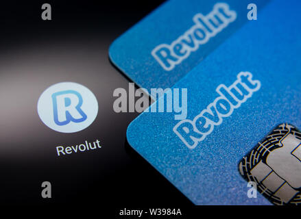 Revolut bank Karte auf dem Bildschirm des Smartphones Symbol weiter App. Revolut Ltd. ist eine britische Financial Technology Company, Banking Services bietet. Stockfoto