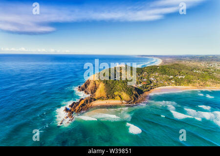 Byron Bay Leuchtturm auf der felsigen Landzunge - der östlichste Punkt des australischen Kontinents mit Blick auf den Pazifischen Ozean in erhöhten Antenne seascape abov Stockfoto