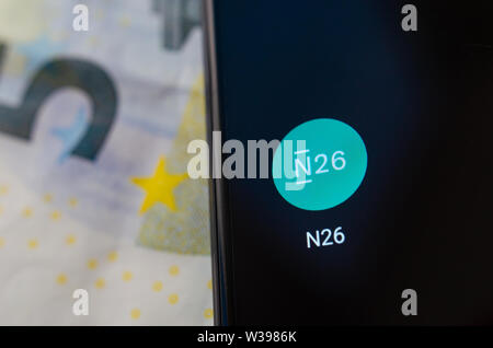 N26 Mobile Bank App auf dem Bildschirm des Smartphones in einem Schwerpunkt und Banknote im verschwommenen Hintergrund. Stockfoto