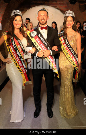 Magdeburg, Deutschland. 13. Juli, 2019. Lena Stöcker (L-R), Misses Deutschland 2019 Kayhan Kilbasoglu, Mister Deutschland 2019, und Philline Dubiel-Hahn, Miss Deutschland 2019, wird auf der Bühne sein nach der Krönung. Insgesamt 40 staatliche Gewinner aus 80 früheren Fällen, die für die abschließende Met. Die Miss, Misses und Mister Deutschland 2019, die jetzt Deutschland international vertreten, wurden gewählt. Credit: Peter Gercke/dpa-Zentralbild/dpa/Alamy leben Nachrichten Stockfoto