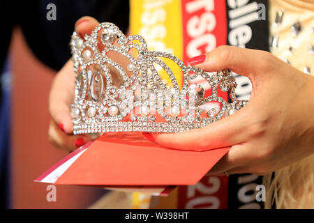 Magdeburg, Deutschland. 13. Juli, 2019. In den Händen von Yvonne Gaultier (Misses Deutschland 2017/18) liegt die Krone für das neue vermißt. Insgesamt 40 staatliche Gewinner aus 80 früheren Fällen, die für die abschließende Met. Die Miss, Misses und Mister Deutschland 2019, die jetzt Deutschland international vertreten, wurden gewählt. Credit: Peter Gercke/dpa-Zentralbild/dpa/Alamy leben Nachrichten Stockfoto