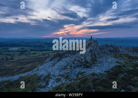 Dramatischer Sonnenuntergang Wolken über Manstone Rock der zweithöchste Berg in der Grafschaft Shropshire in Stiperstones, Großbritannien Stockfoto