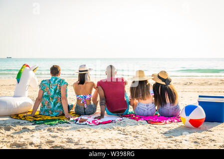 Gruppe von Freunden Spaß am Strand - Junge und glückliche Touristen Kleben im Freien, genießen Sommer Stockfoto