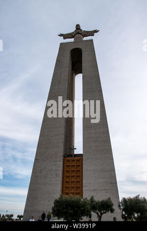 Das Heiligtum von Christus, der König, in Lissabon, inspiriert von Christus, dem Erlöser Statue von Rio de Janeiro, Stockfoto