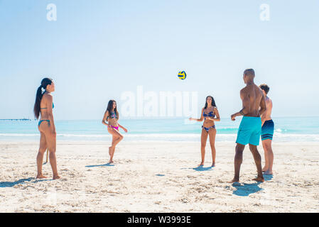 Gruppe von Freunden Spaß am Strand - Junge und glückliche Touristen Kleben im Freien, genießen Sommer Stockfoto
