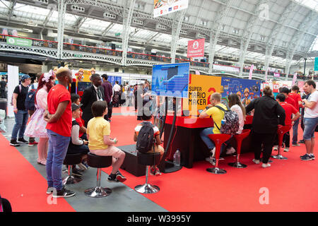 London, Großbritannien. 13. Juli, 2019. Hyper Japan Festival 2019 - Tag 2 mit Einkaufsmöglichkeiten, Unterhaltung, Cosplay, Mode und Lebensmittel aus Japan am 13. Juli 2019, Olympia, London, UK. Credit: Quan Van/Alamy leben Nachrichten Stockfoto