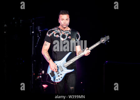 Chris Wolstenholme, Bassist der englischen Band Muse, die live auf der Bühne in Mailand im Stadion San Siro für die "Simulation der Theorie" Tour Stockfoto