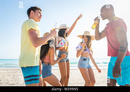 Gruppe von Freunden Spaß am Strand - Junge und glückliche Touristen Kleben im Freien, genießen Sommer Stockfoto