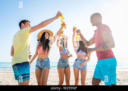 Gruppe von Freunden Spaß am Strand - Junge und glückliche Touristen Kleben im Freien, genießen Sommer Stockfoto