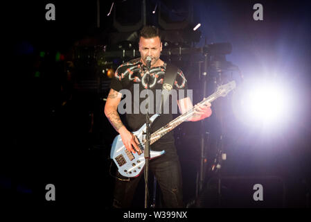 Chris Wolstenholme, Bassist der englischen Band Muse, die live auf der Bühne in Mailand im Stadion San Siro für die "Simulation der Theorie" Tour Stockfoto