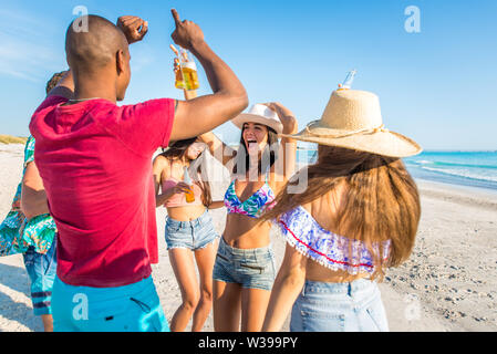Gruppe von Freunden Spaß am Strand - Junge und glückliche Touristen Kleben im Freien, genießen Sommer Stockfoto