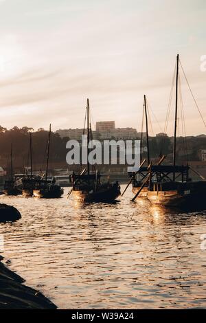 Vertikale Aufnahme von Booten auf dem Wasser in Porto, Portugal Stockfoto