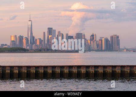 Manhattan ist eine von 5 Burroughs, die New York City hier bei Sonnenuntergang gezeigt Stockfoto