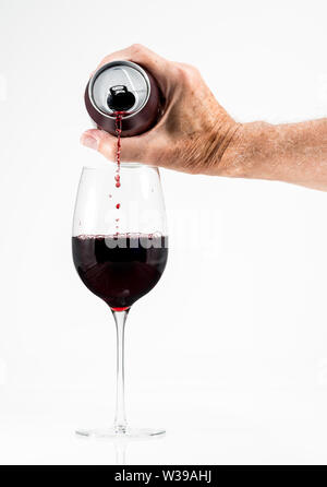 Senior nach gießen ein Glas Rotwein aus Aluminium kann Stockfoto