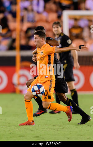 Houston, Texas, USA. 12. Juli, 2019. Houston Dynamo Mittelfeldspieler Tomas Martinez (10) blockiert den Ball bei einem Match zwischen Los Angeles FC und Houston Dynamo bei BBVA Stadion in Houston, Texas. An der Hälfte ist es Unentschieden 1-1. Maria Lysaker/CSM/Alamy leben Nachrichten Stockfoto