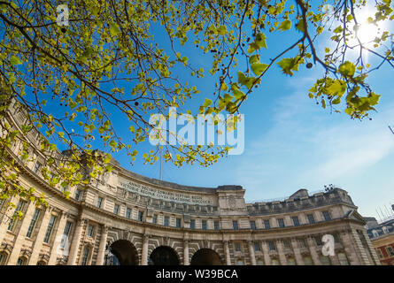 Ein Blick auf die Admiralty Arch an einem sonnigen Tag in London, UK. Stockfoto