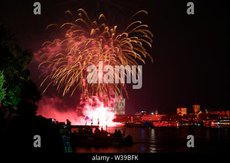 Köln, Deutschland. 13. Juli, 2019. Zuschauer verfolgen das große Feuerwerk am Rheinufer zur Musik von Jacques Offenbach als Teil der "Kölner Lichter". Quelle: Henning Kaiser/dpa/Alamy leben Nachrichten Stockfoto