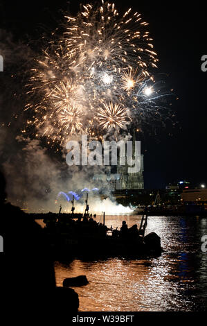 Köln, Deutschland. 13. Juli, 2019. Zuschauer verfolgen das große Feuerwerk am Rheinufer zur Musik von Jacques Offenbach als Teil der "Kölner Lichter". Quelle: Henning Kaiser/dpa/Alamy leben Nachrichten Stockfoto