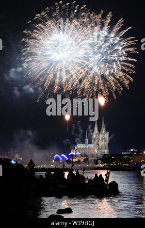 Köln, Deutschland. 13. Juli, 2019. Zuschauer verfolgen das große Feuerwerk am Rheinufer zur Musik von Jacques Offenbach als Teil der "Kölner Lichter". Quelle: Henning Kaiser/dpa/Alamy leben Nachrichten Stockfoto