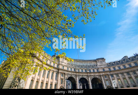 Ein Blick auf die Admiralty Arch an einem sonnigen Tag in London, UK. Stockfoto