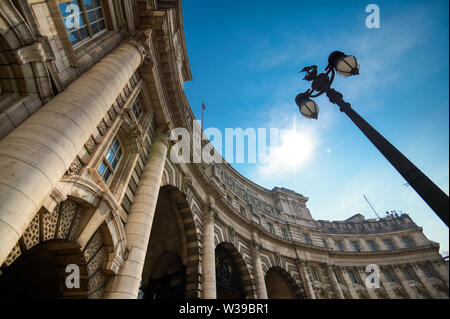 Ein Blick auf die Admiralty Arch an einem sonnigen Tag in London, UK. Stockfoto