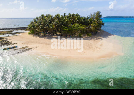 Guyam Insel Siargao, Philippinen - tropischen Strand mit blauem Wasser und Palmen. Stockfoto