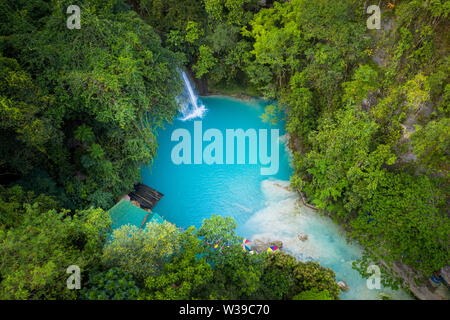 Kawasan Wasserfällen auf der Insel Cebu, Philippinen - schönen Wasserfall im Dschungel entfernt Stockfoto